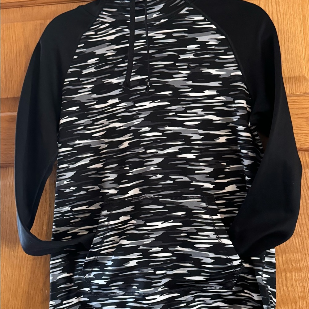 Elevate your athleisure game with THIS Nike women's THERMA-FIT SWEATSHIRT.